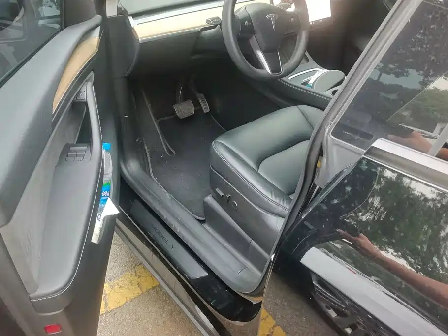 Tesla Model Y — миниатюра 9