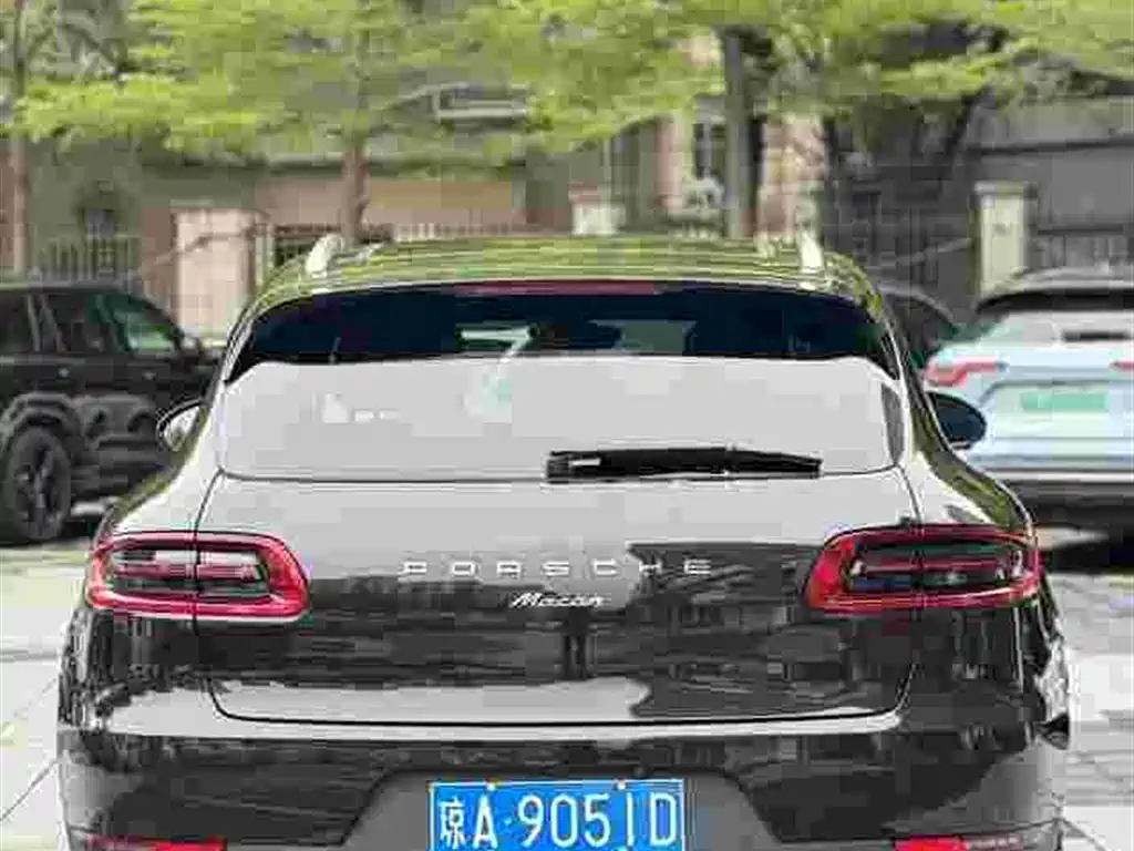 PORSCHE MACAN