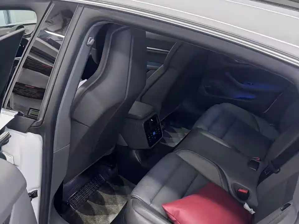 Porsche Taycan — миниатюра 3