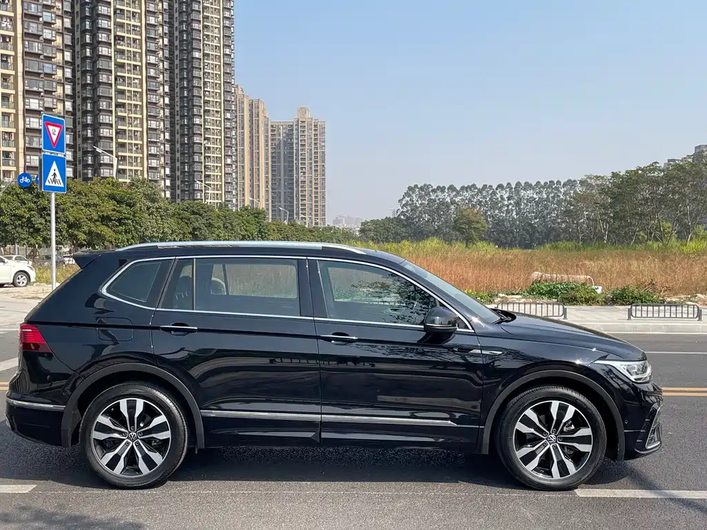 Volkswagen Tiguan L L 2022 330TSI AT R-Line