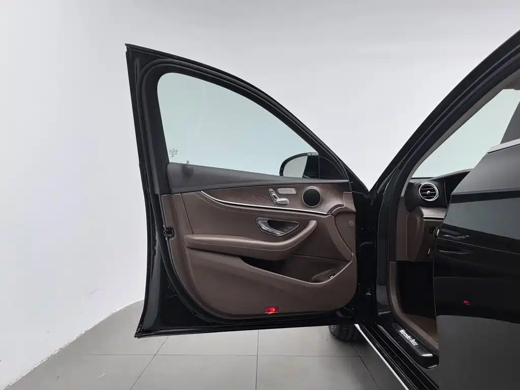 Mercedes-Benz E-Class — миниатюра 8