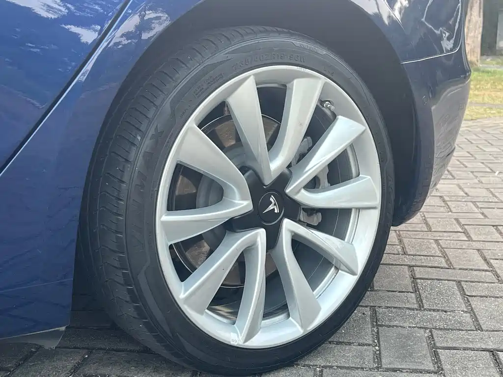 Tesla Model 3 — миниатюра 5