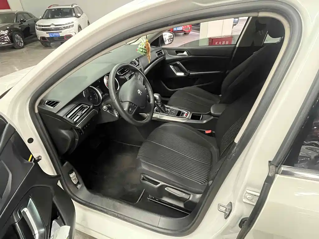 Peugeot 408 2015 1.2T AT Luxury
