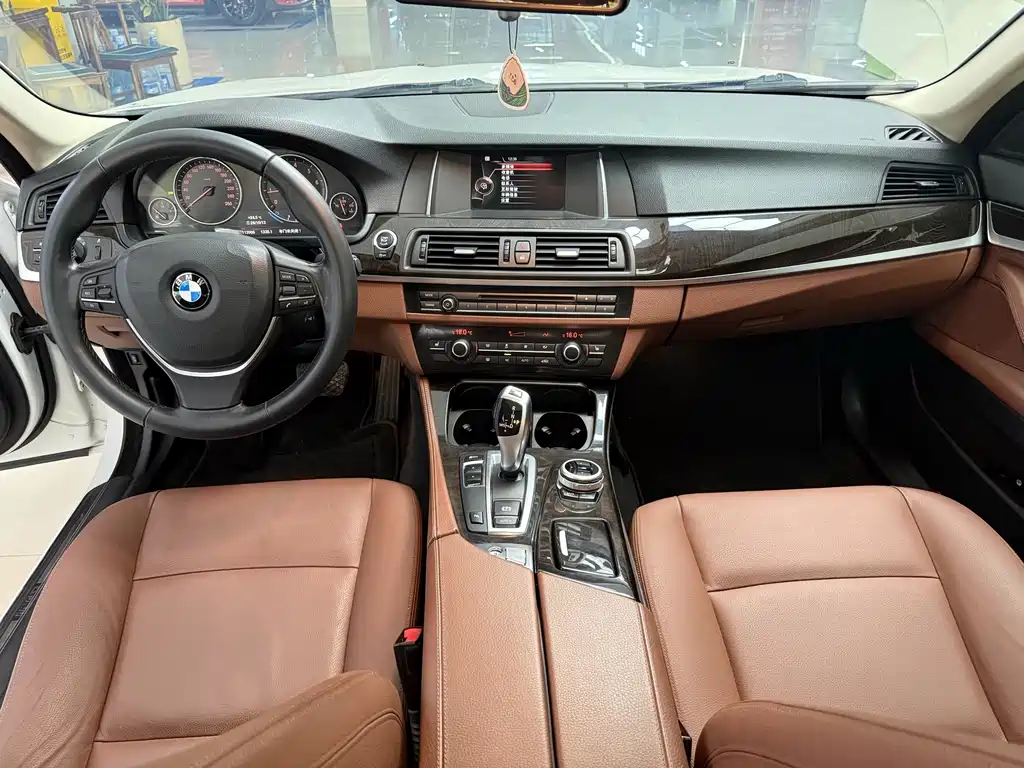 BMW 5 Series — миниатюра 7