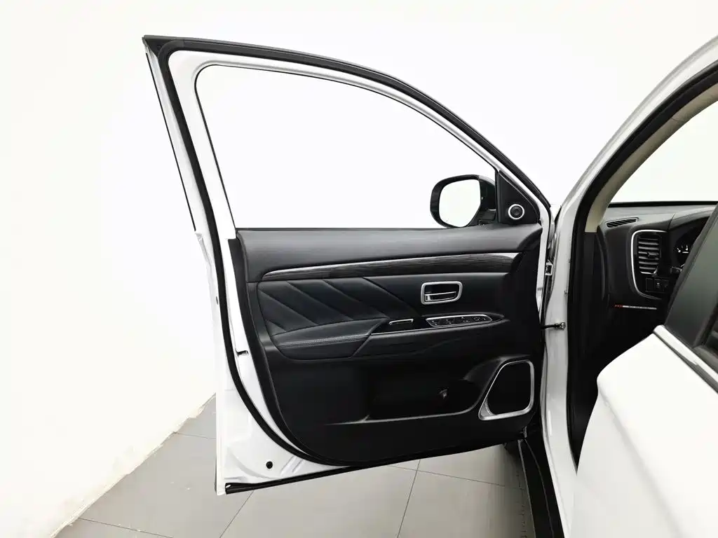 Mitsubishi Outlander — миниатюра 8