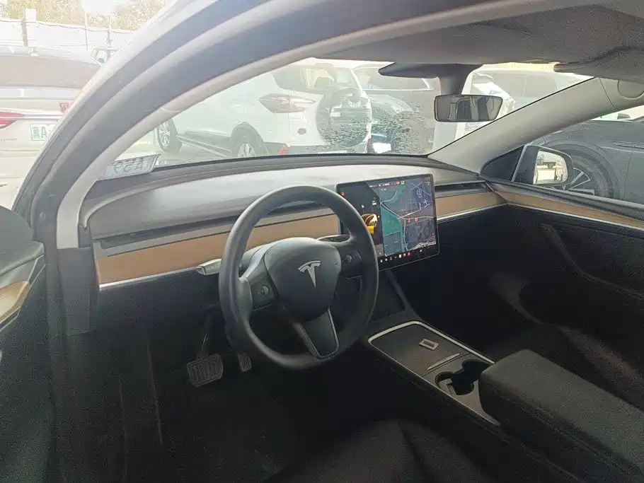 Tesla Model Y — миниатюра 12