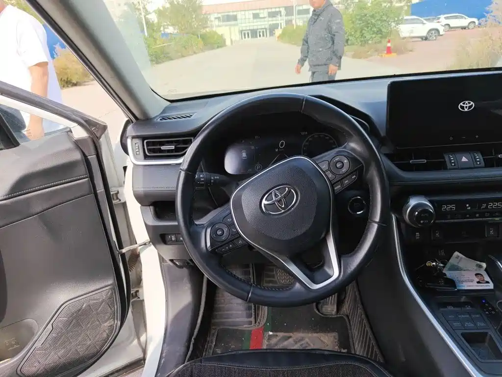 Toyota RAV4 — миниатюра 6
