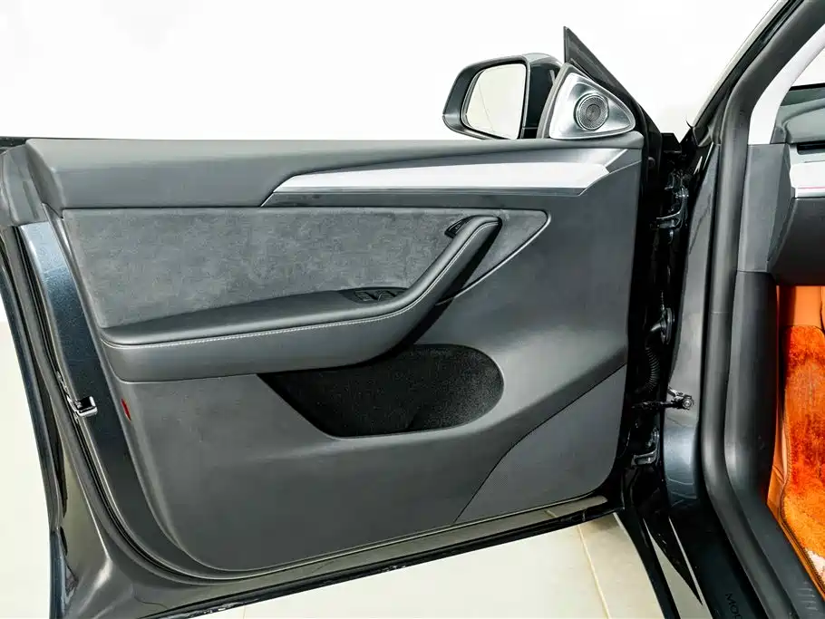 Tesla Model Y — миниатюра 17