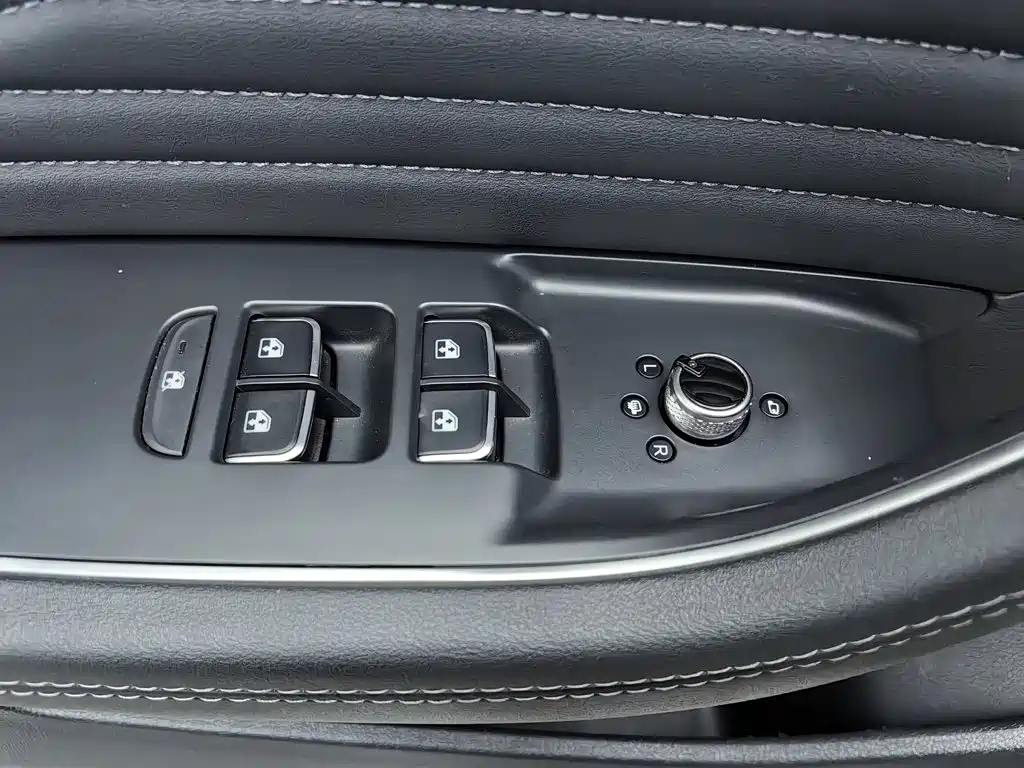 Hongqi Hongqi HS5 — миниатюра 9