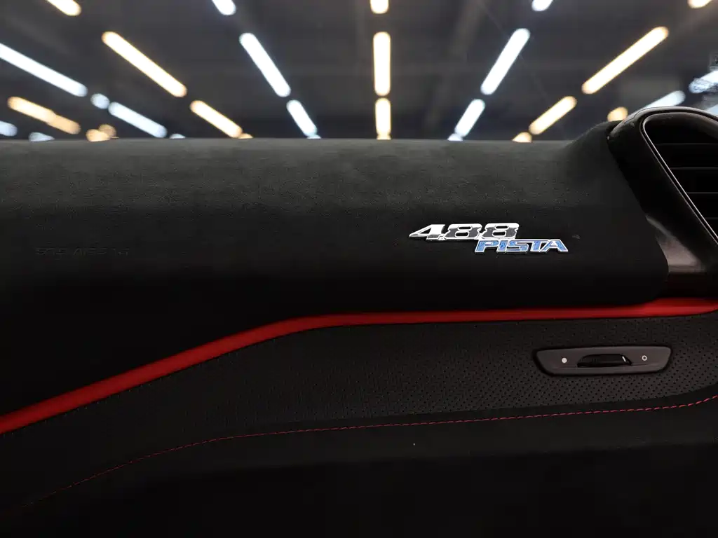 FERRARI 488