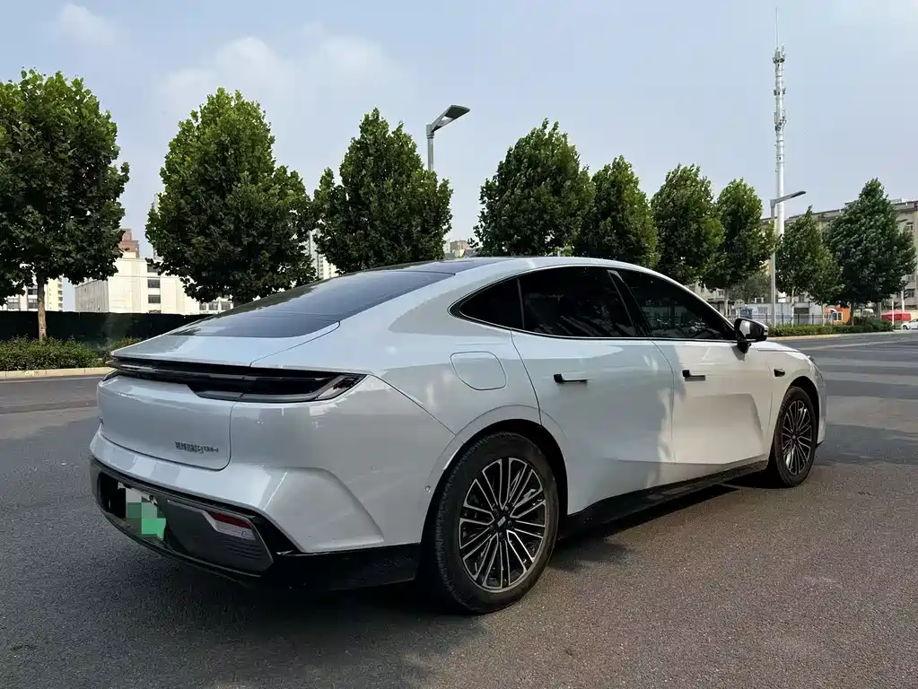 Geely Galaxy Galaxy 8 8 2025 130km EM-i Luxury