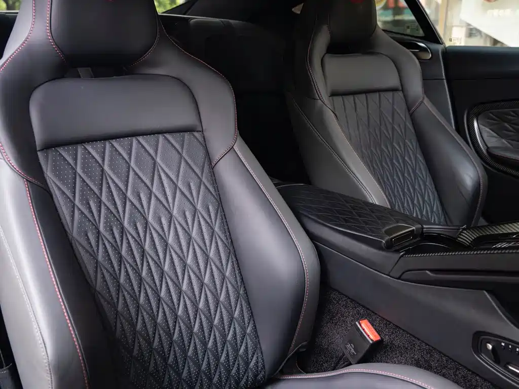 Aston Martin DB12 — миниатюра 22