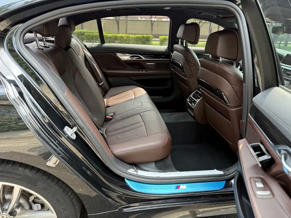 BMW 7 Series — миниатюра 10