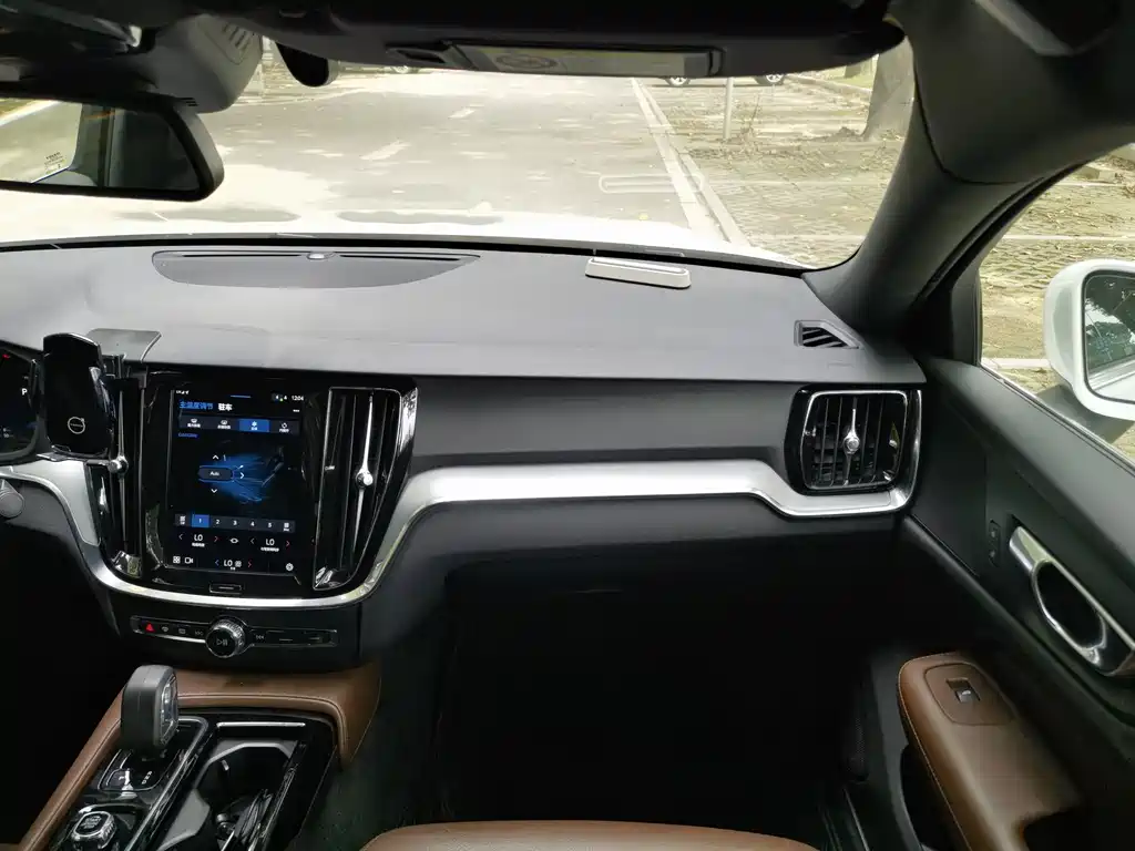 Volvo S60 PHEV — миниатюра 23