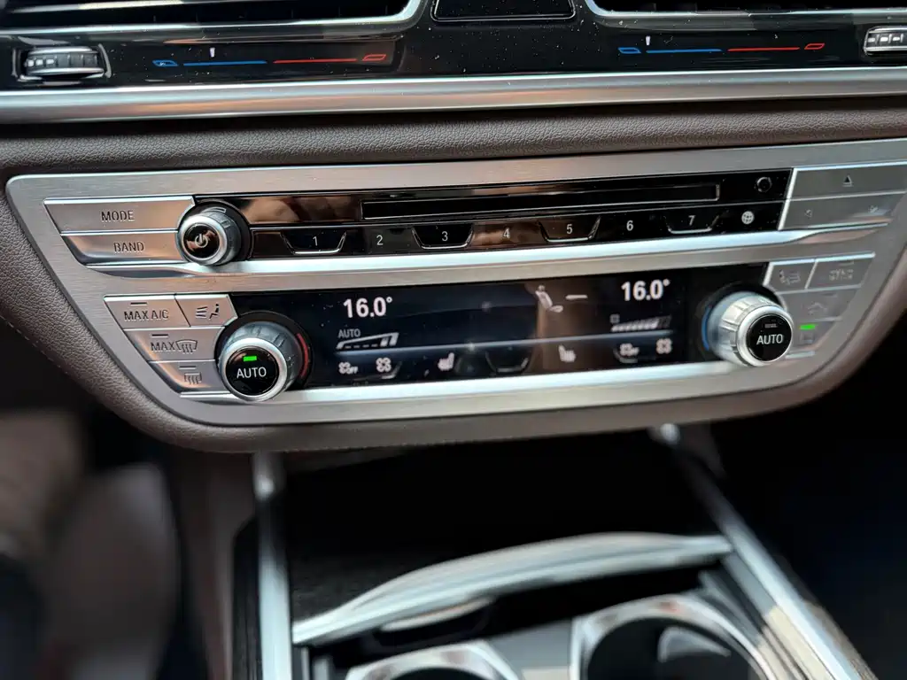 BMW 7 Series — миниатюра 17