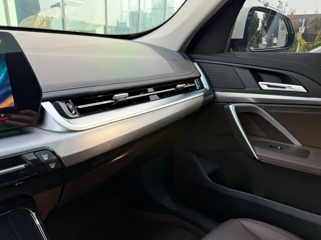 BMW iX1 — миниатюра 7