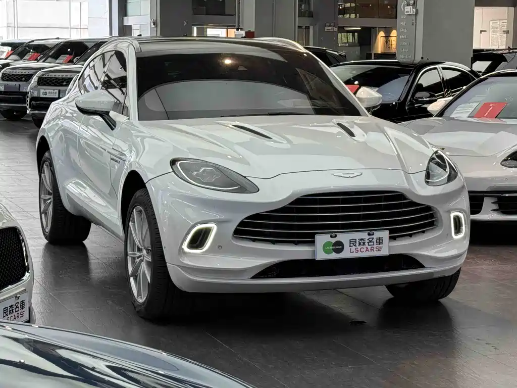 Aston Martin DBX 2023 3.0T STRAIGHT-SIX