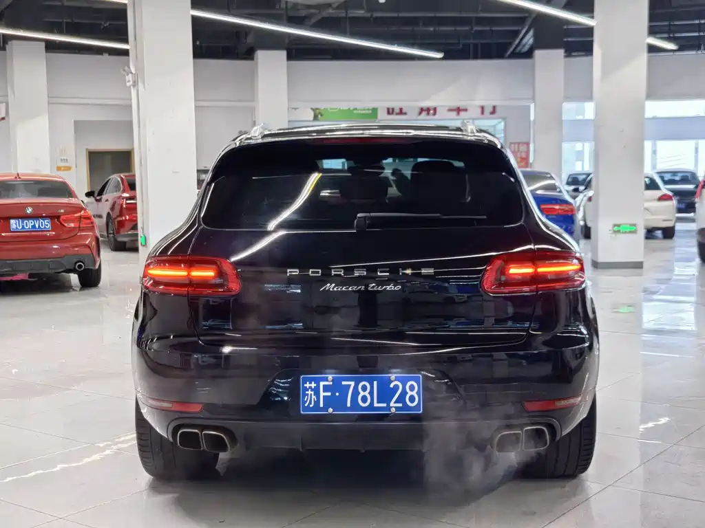 PORSCHE MACAN