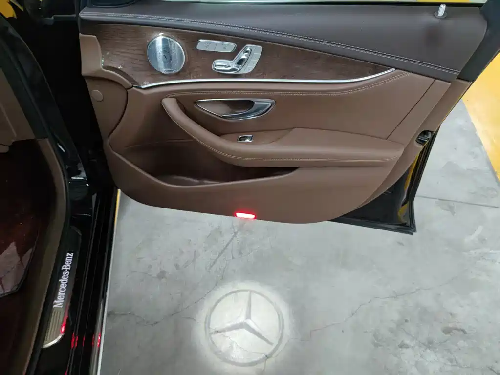 Mercedes-Benz E-Class — миниатюра 11