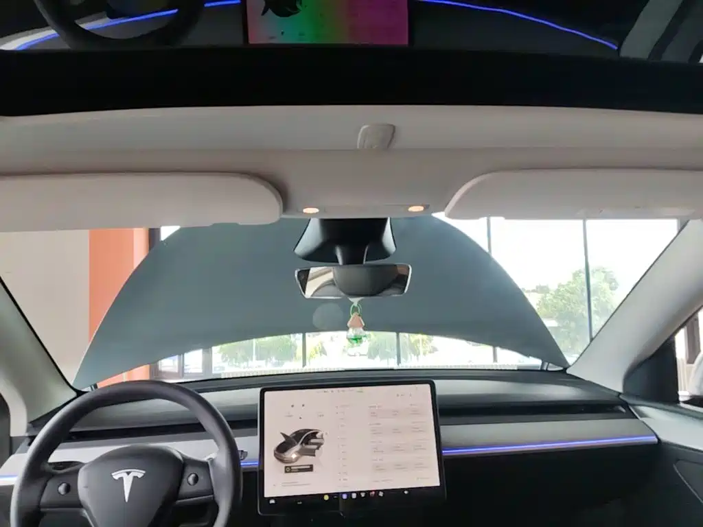Tesla Model Y — миниатюра 18