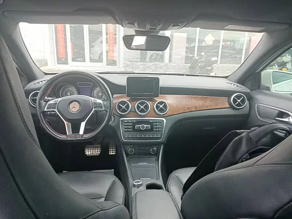 Mercedes-Benz GLA 2015 GLA 260 4MATIC