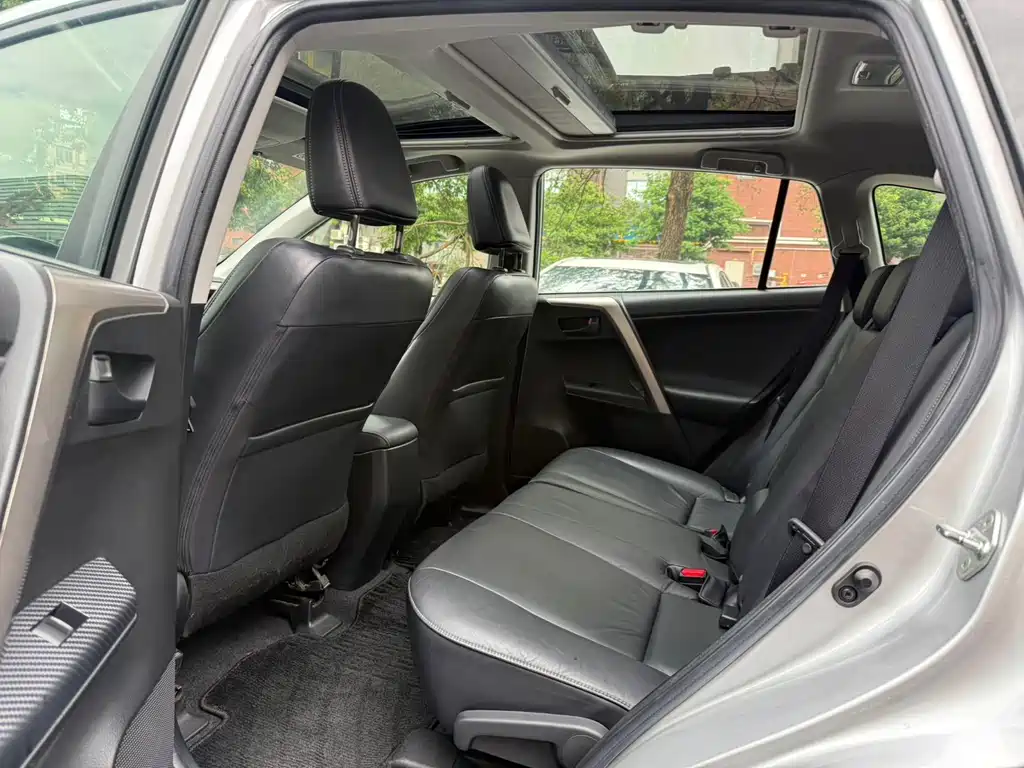 Toyota RAV4 — миниатюра 9
