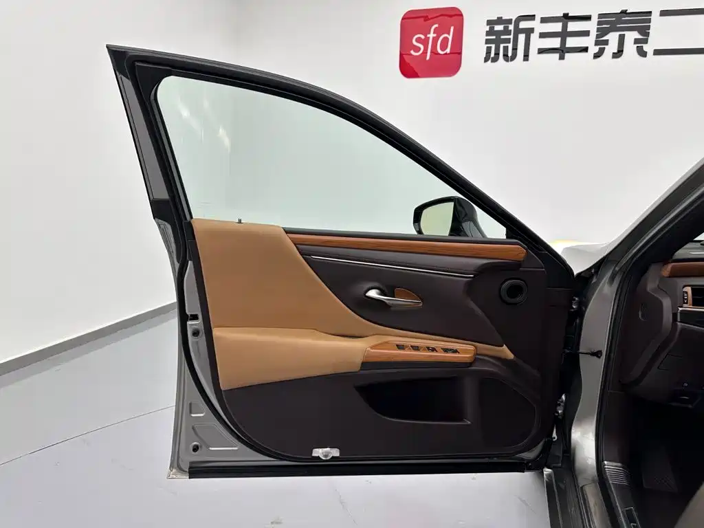 Lexus ES — миниатюра 8