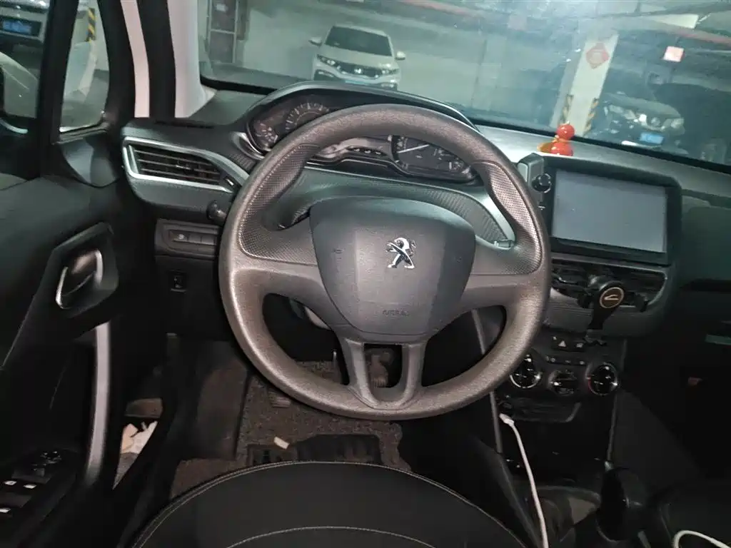 Peugeot 2008 2014 1.6L MT