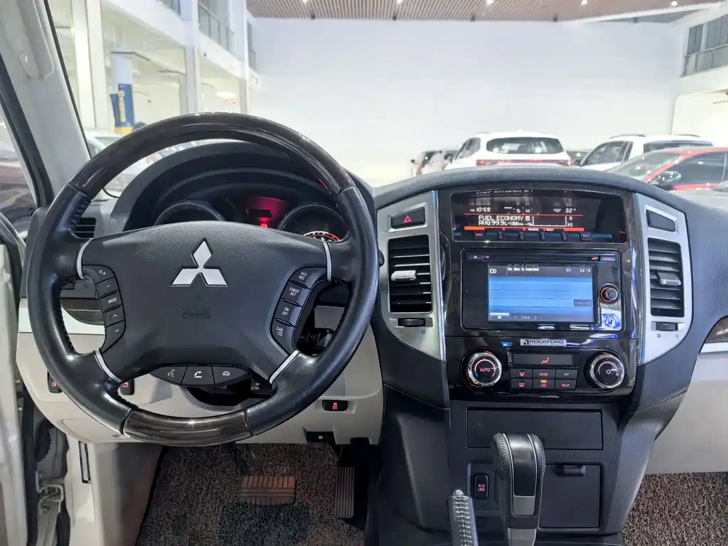 Mitsubishi Pajero (Import) — миниатюра 18