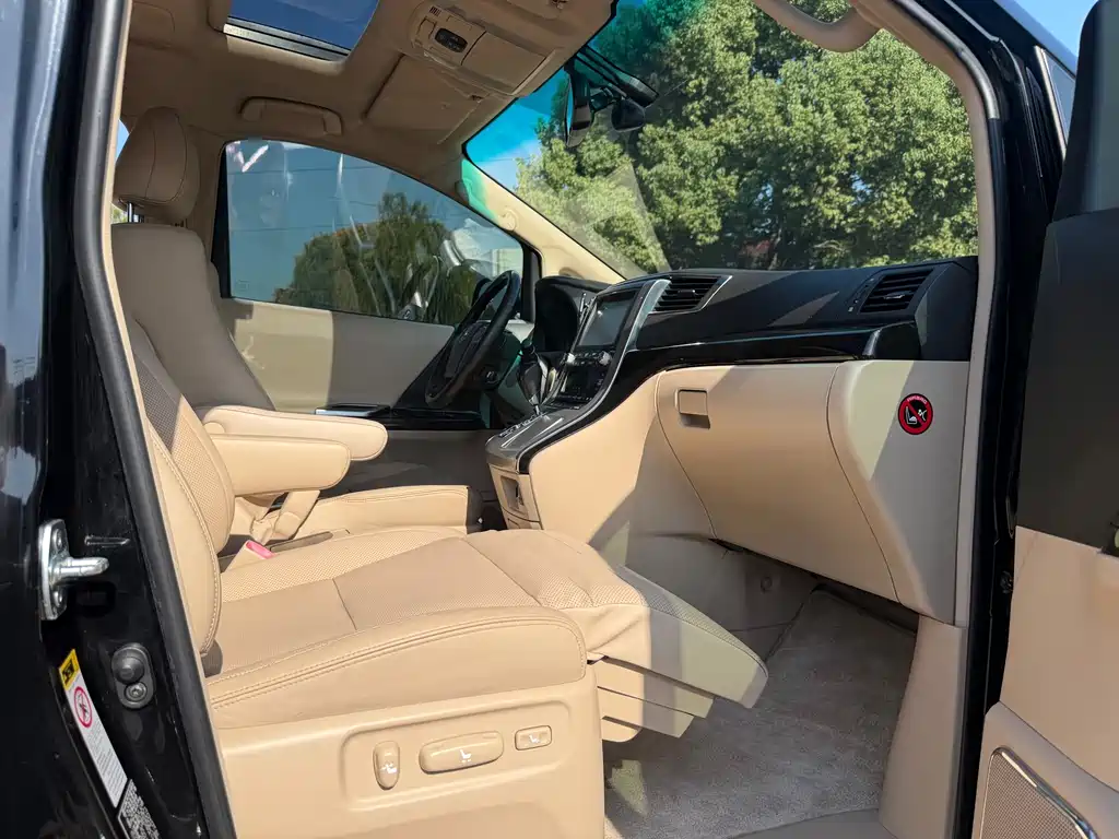 Toyota Alphard — миниатюра 11