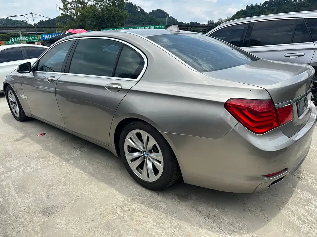 BMW 7 Series — миниатюра 5
