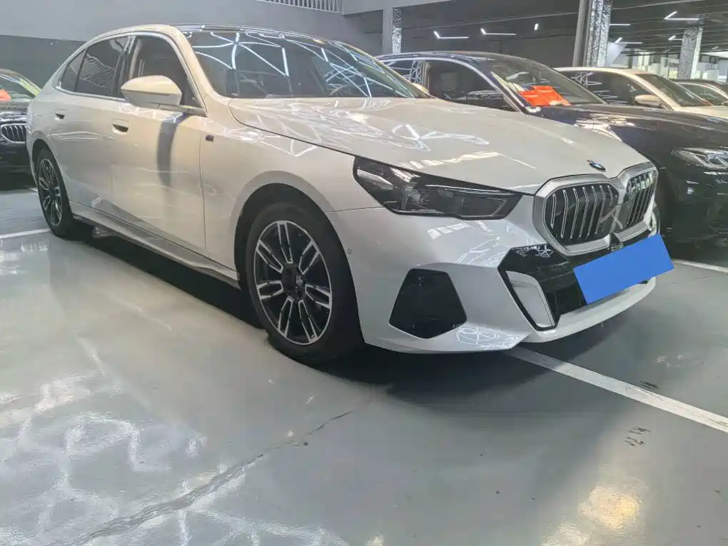 BMW 5 Series — миниатюра 3