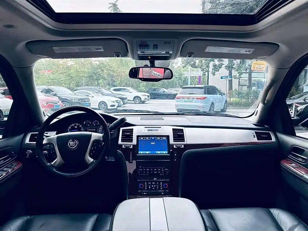 Cadillac Escalade — миниатюра 21