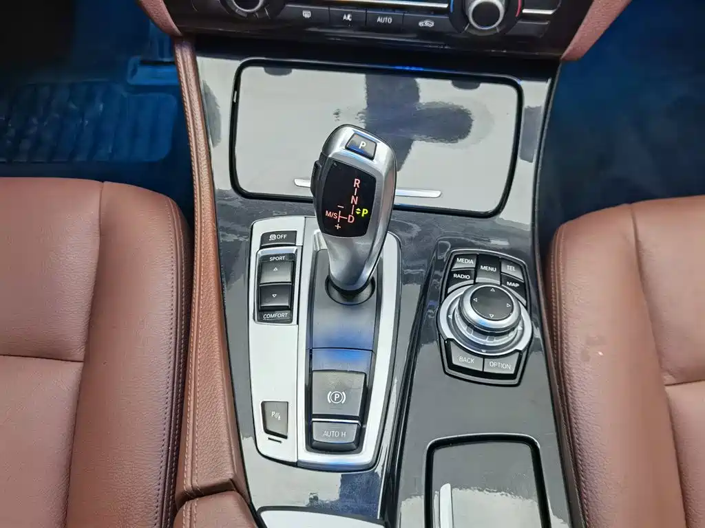 BMW 5 Series — миниатюра 13