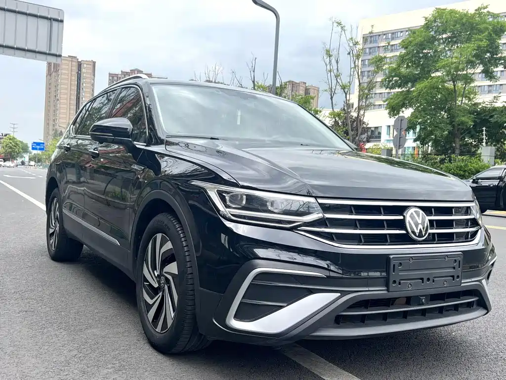 Volkswagen Tiguan L — миниатюра 2