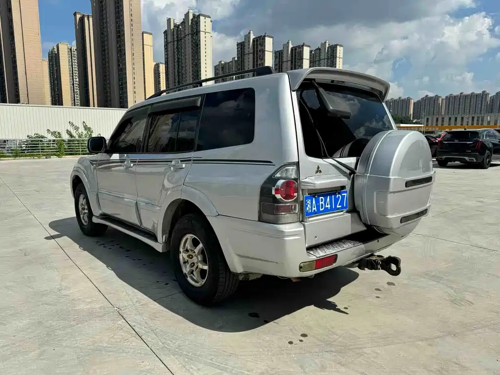 Mitsubishi Pajero — миниатюра 4