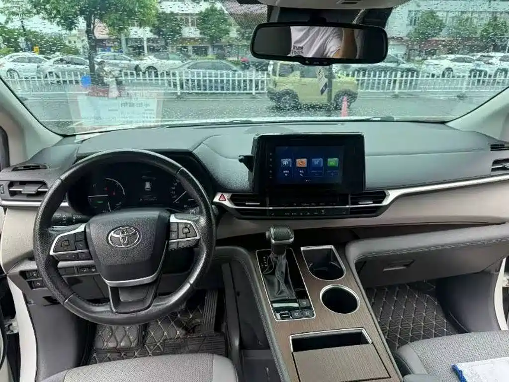 Toyota Sienna — миниатюра 5