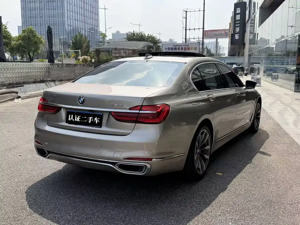 BMW 7 Series — миниатюра 9