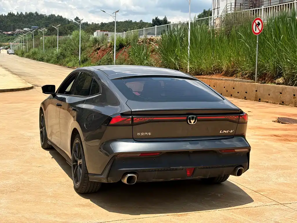 Changan UNI-V 2022 1.5T Luxury