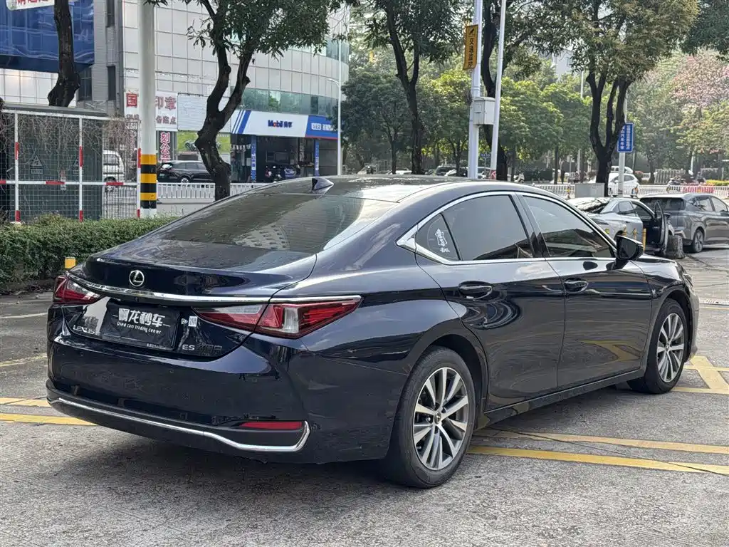 Lexus ES — миниатюра 9