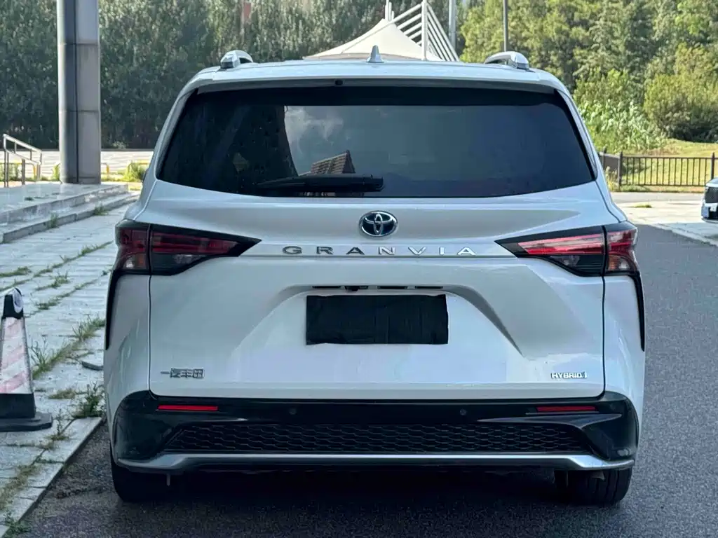 Toyota Granvia 2023 2.5L Luxury PLUS