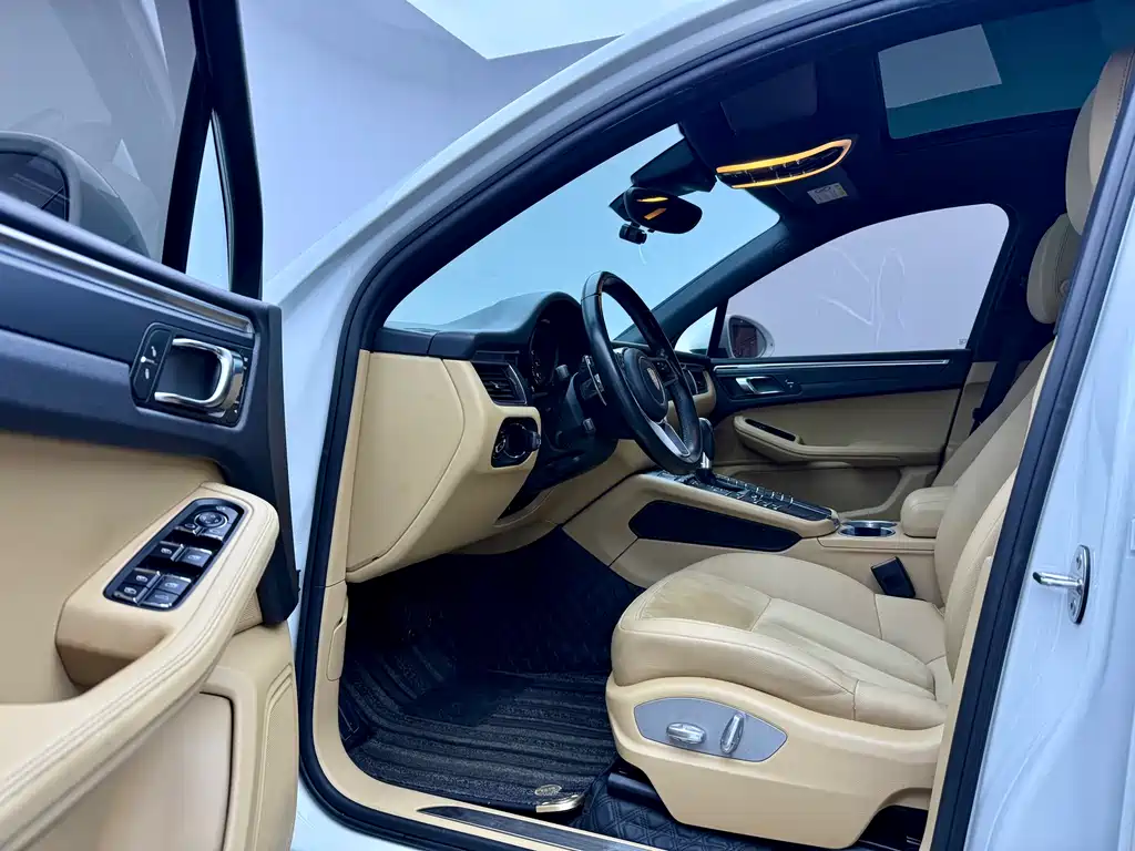 PORSCHE MACAN