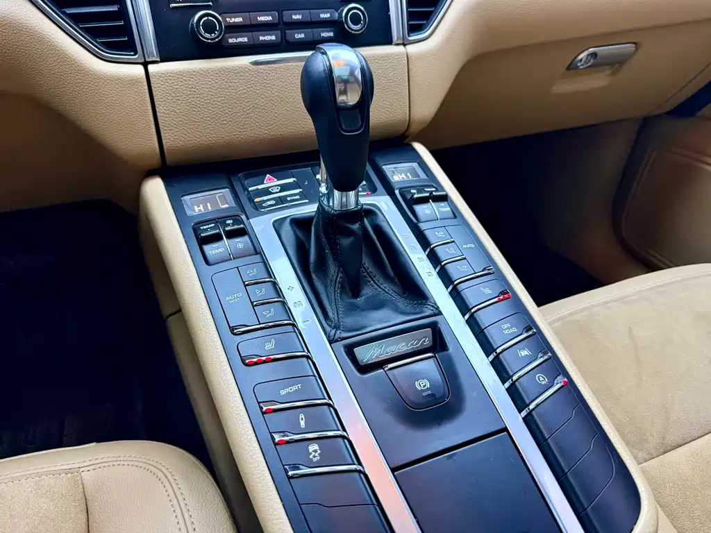 PORSCHE MACAN