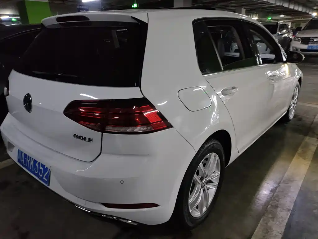 VOLKSWAGEN GOLF