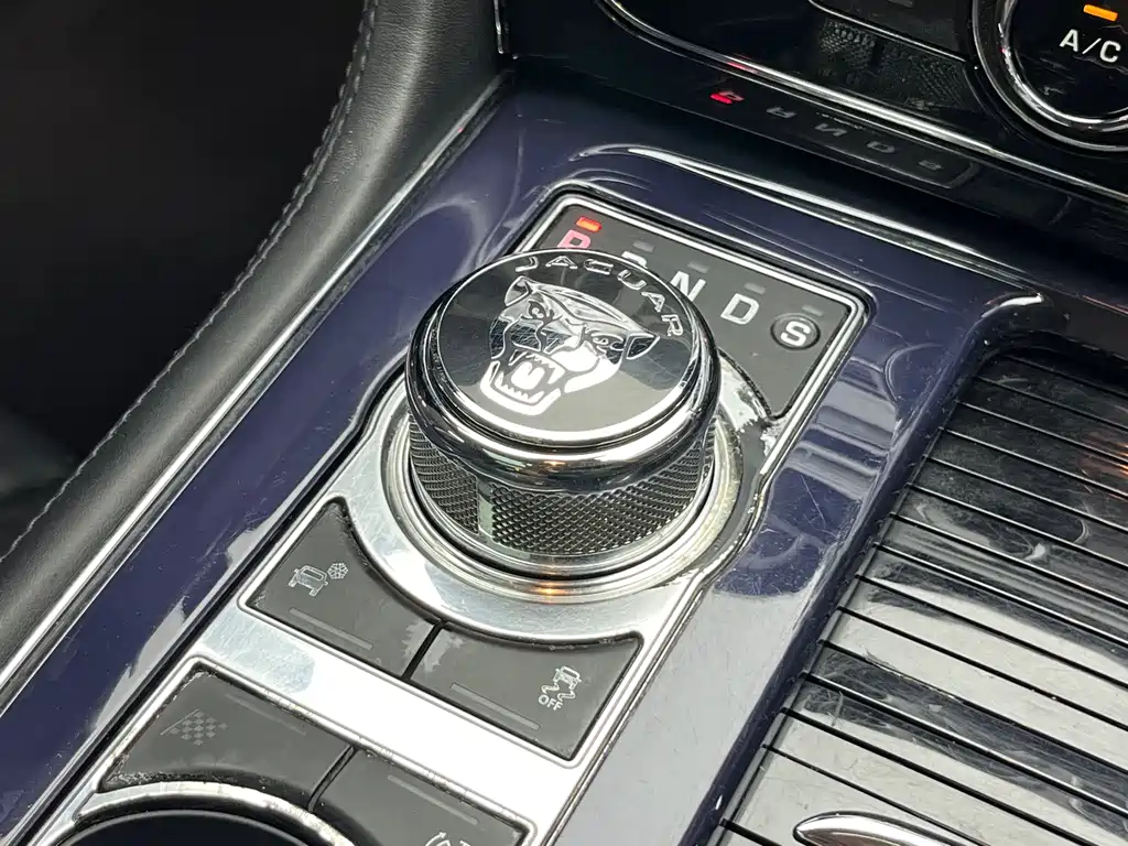 Jaguar XJ — миниатюра 30
