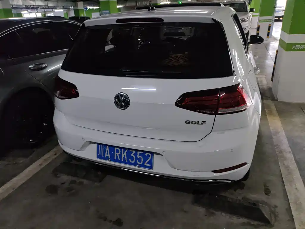 VOLKSWAGEN GOLF