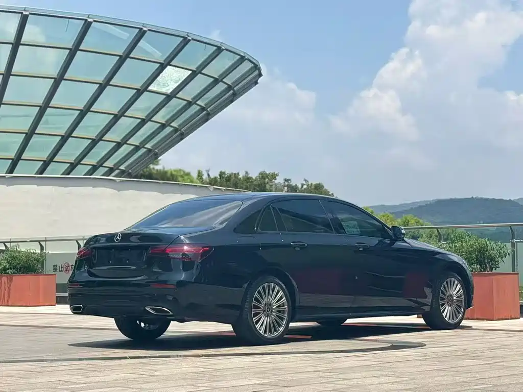 Mercedes-Benz E-Class — миниатюра 9