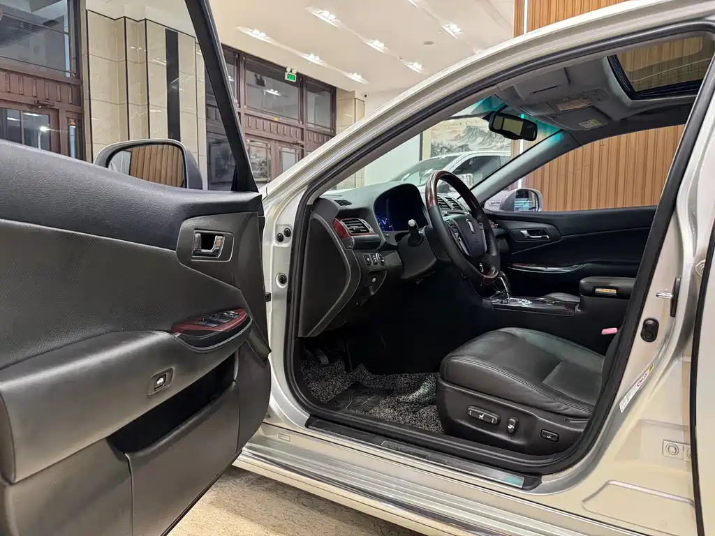 Toyota Crown — миниатюра 7