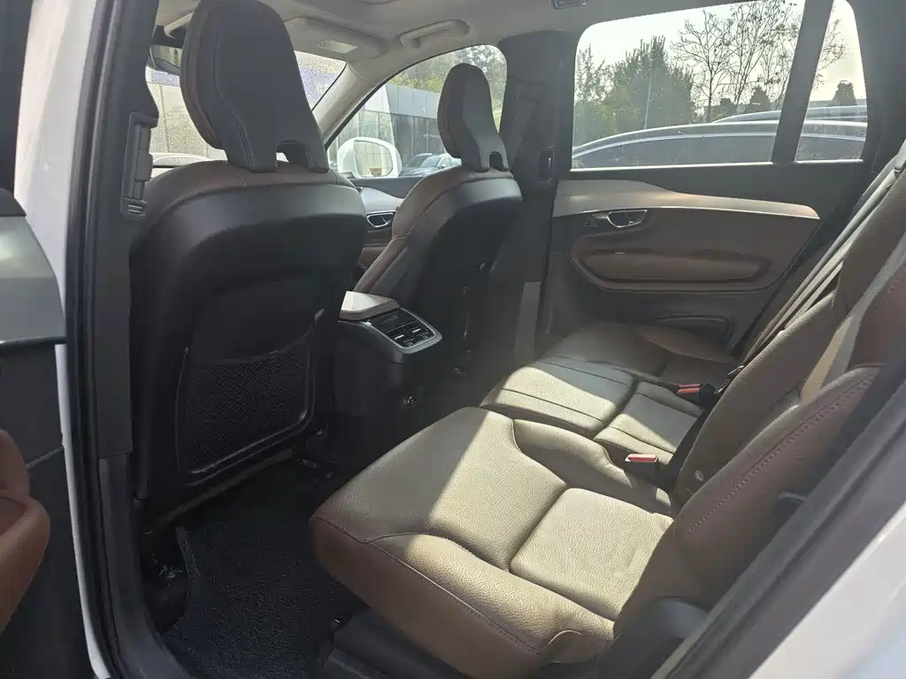 Volvo XC90 — миниатюра 9