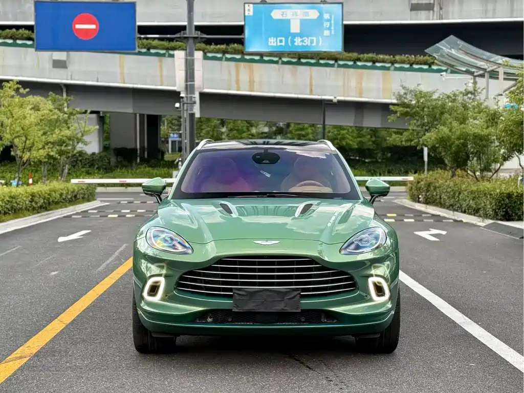 ASTON MARTIN DBX